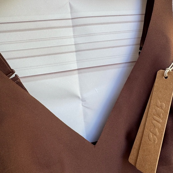 SKIMS BODY UNLINED PLUNGE
THONG BODYSUIT COCOA Brown V-Neck Bodysuit XS New - Picture 8 of 13